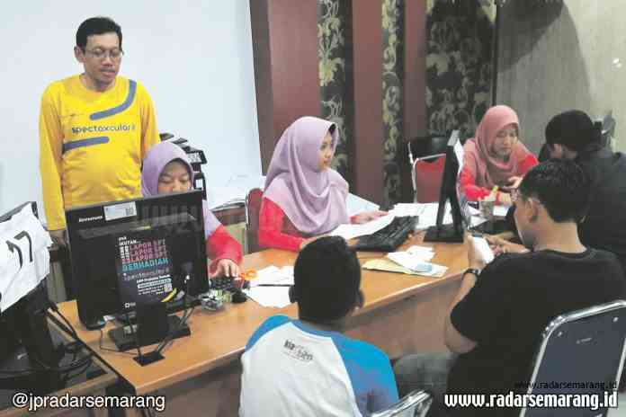Kepala KPP Pratama Demak, Sugiyarto memantau langsung pelaporan SPT Tahunan oleh wajib pajak dikantornya kemarin. (wahibpribadi)