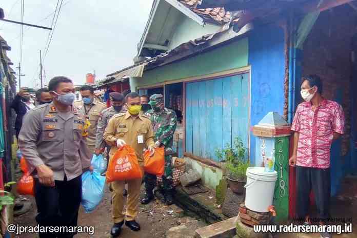 Bupati Batang Wihaji, Kapolres Batang AKBP Abdul Waras dan Dandim 0736 Letkol Kav Henry RJ Napitupulu serahkan paket sembako ke Casmuah janda sebatang kara Dukuh Petodanan Utara Kelurahan Proyonanggan Tengah. (Riyan Fadli/Jawa Pos Radar Semarang)