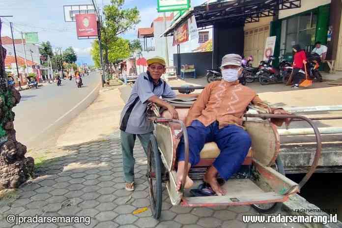 Pengayuh becak di Jalan Ahmad Yani Batang sedang menunggu penumpang. (Riyan Fadli/Jawa Pos Radar Semarang)