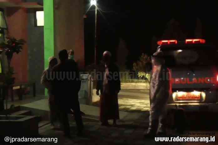 Para peserta ijtima ulama dievakuasi untuk selanjutnya dikarantina di BLK Temanggung dan selalu mendapatkan pengawasan oleh petugas. (Tabah Riyadi/Jawa Pos Radar Semarang)