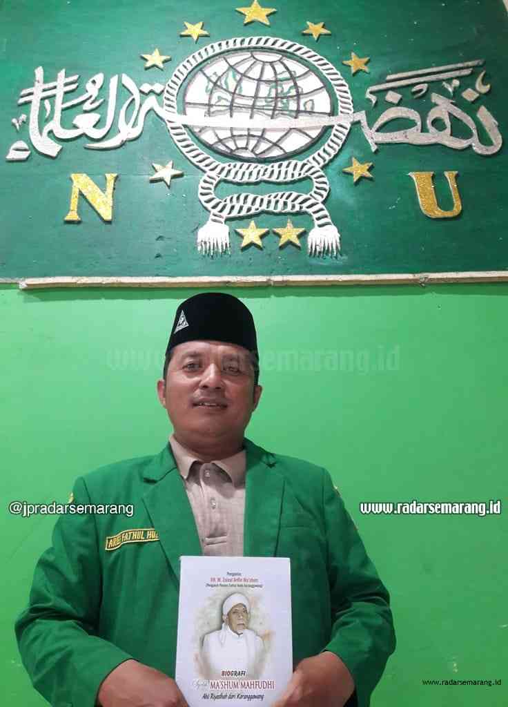 Taslim Arif, pengurus Ponpes Fathul Huda Sidorejo Sayung menunjukkan buku biografi Syekh Ma’shum pendiri ponpes. (wahibpribadi)