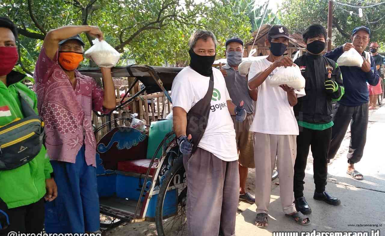 Pembagian paket beras oleh Elite Squad Gojek hasil Gerakan Satu Gelas Beras Sehari kepada para tukang becak di Pabuaran Tanggerang, Minggu (19/4/2020). (Istimewa)