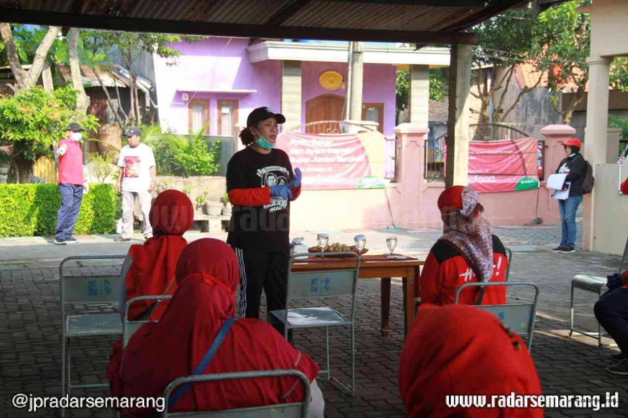 Istri Wali Kota Semarang Ny Krisseptiana Hendrar Prihadi saat sosialisasi pandemi korona kepada warga. (Istimewa)
