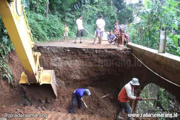 Petugas mulai mengerjakan jalan yang ambles di wilayah Jangli Krajan Barat IV, Kelurahan Jatingaleh. (M Haryanto/Jawa Pos Rdar Semarang)