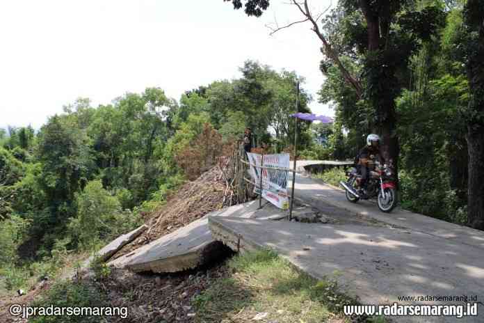Akses jalan Kaligawe, Susukan, Ungaran Timur Kabupaten Semarang ambles, Selasa (7/4/2020). (Maria Novena/Jawa Pos Radar Semarang)
