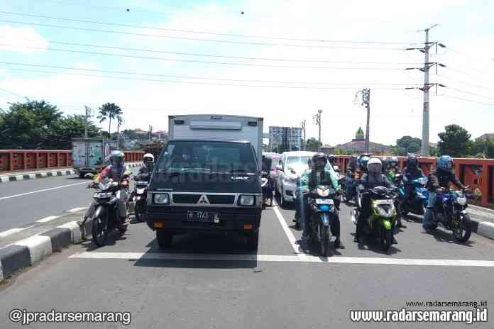 Kualitas udara di Semarang tak berubah signifikan pada saat gencarnya imbauan diam di rumah. Mobilitas orang di luar rumah dengan kendaraan masih tinggi, Kamis (9/4/2020). (Nanang Rendi Ahmad/Jawa Pos Radar Semarang)