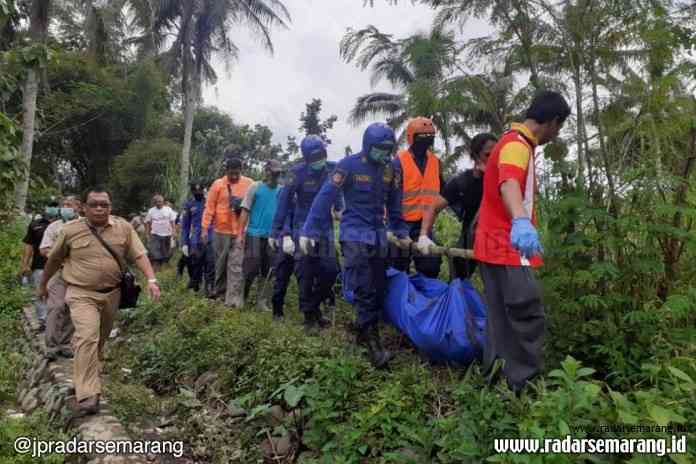 Petugas gabungan mengevakuasi jasad seorang pemancing yang tewas di Sungai Progo, Dusun Glagah, Desa Banjarnegoro, Kecamatan Mertoyudan, Selasa (31/3/2020). (Istimewa)