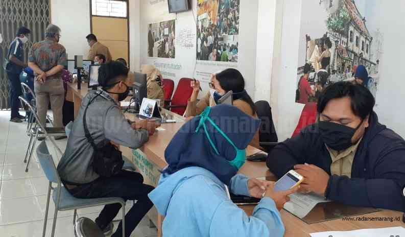 Pendaftaran Kartu Prakerja resmi dibuka. Terlihat puluhan pendaftar tertib mengantre. (Alvi Nur Janah/Jawa Pos Radar Semarang)