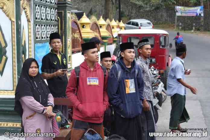 SANTRI PULANG : Para orang tua santri menjemput anaknya di Ponpes Askhabul Kahfi di kawasan Polaman, Mijen, Gunungpati, Kota Semarang, kemarin. (ISTIMEWA)