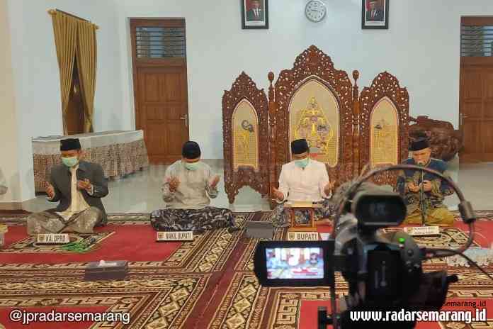 Bupati Batang Wihaji bersama jajarannya saat melakukan Khotmil Quran dan Doa bersama di Rumah Dinas. (Riyan Fadli/Jawa Pos Radar Semarang)