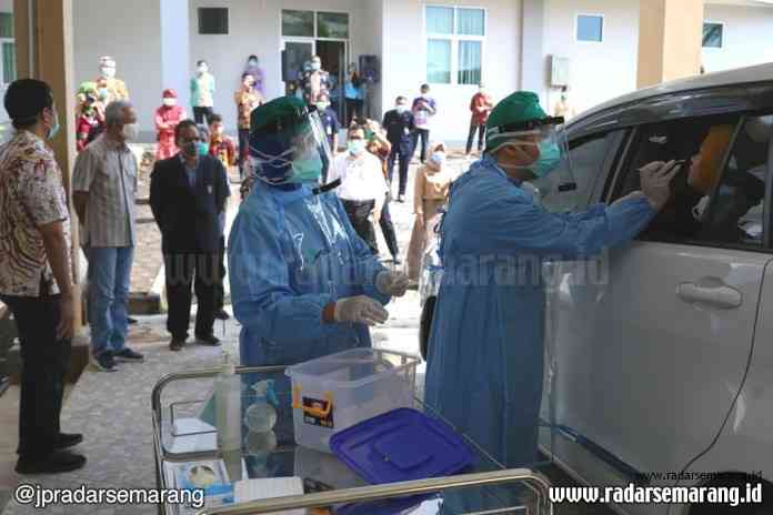 Petugas melakukan simulasi tes swab di RSND Undip Semarang. (Istimewa)