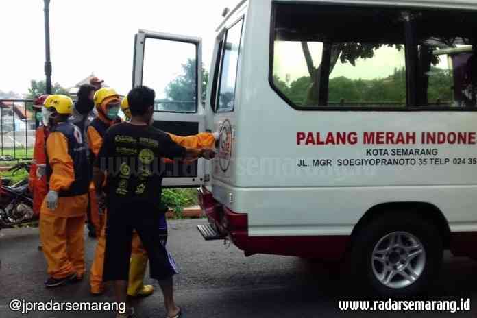Petugas mengevakuasi jenazah pria yang ditemukan di Sungai Banjir Kanal Barat. (Istimewa)