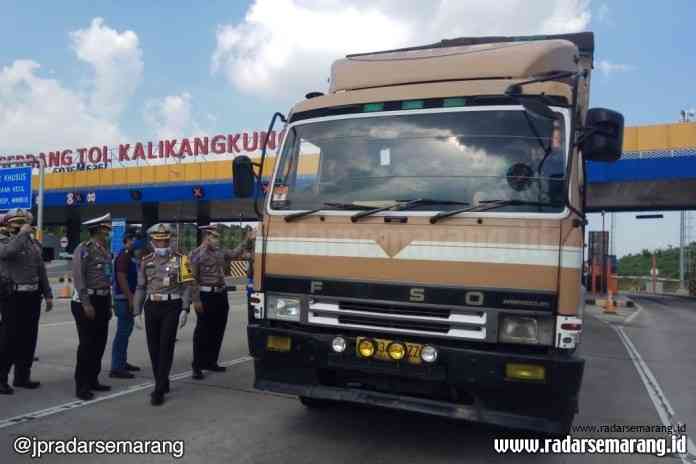 Petugas kepolisian melakukan pengecekan kendaraan di gerbang tol Kalikangkung (24/4/2020). (M Hariyanto/Jawa Pos Radar Semarang)