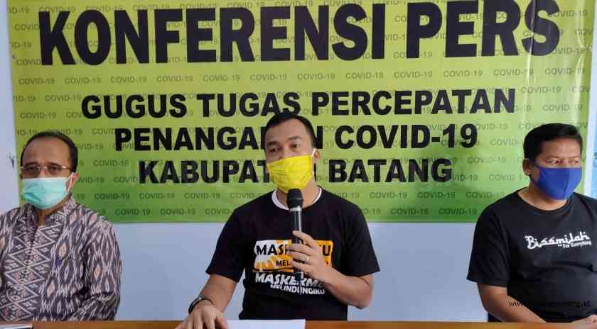 Bupati Batang Wihaji saat konferensi pers di Posko Gugus Tugas. (Riyan Fadli/Jawa Pos Radar Semarang)