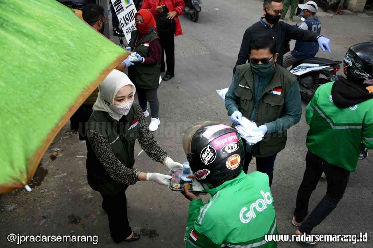 Ketua Umum Jabar Bergerak Atalia Ridwan Kamil membagikan nasi bungkus dan masker gratis saat pencanangan Garakan Nasi Bungkus di Pasar Cikutra, Kota Bandung, Selasa (14/4/2020). (Humas Jabar)