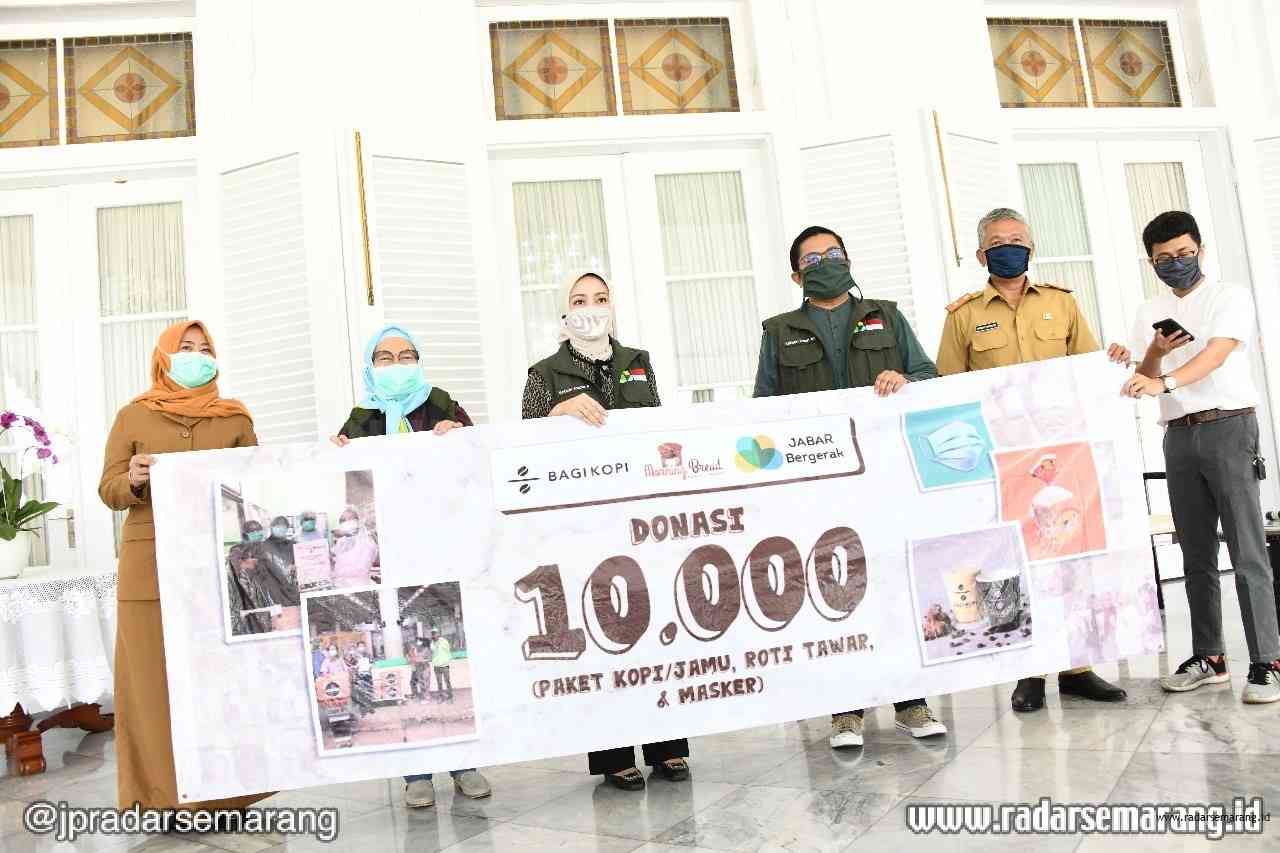 Ketua Umum Jabar Bergerak Atalia Ridwan Kamil menerima sejumlah bantuan dari masyarakat untuk penanggulangan COVID-19 di Gedung Pakuan, Kota Bandung, Selasa (14/4/2020). (Humas Jabar)