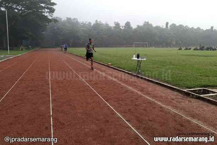 Atlet atletik Jateng tengah melakukan latihan mandiri di daerah masing-masing. (Dewi Akmalah/ Jawa Pos Radar Semarang)