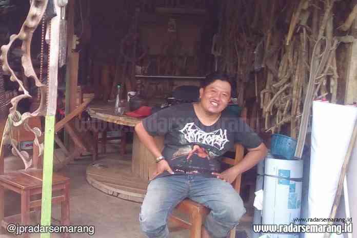 UNIK : Avif Novianto saat berpose di depan koleksi bambu uniknya yang didisplai di teras belakang rumahnya. (ISTIMEWA)