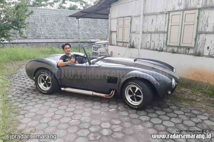 Ade Baharuddin ketika memamerkan mobil legendaris Shelby Cobra miliknya. (Adennyar Wycaksono/Jawa Pos Radar Semarang)