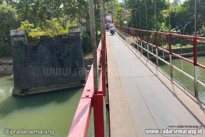 Sisa bangunan jembatan di jalur kereta api Pekalongan- Wonopringgo di Desa Kedungpatangewu, Kabupaten Pekalongan. (Norma Sari Yulianingrum/Jawa Pos Radar Semarang)