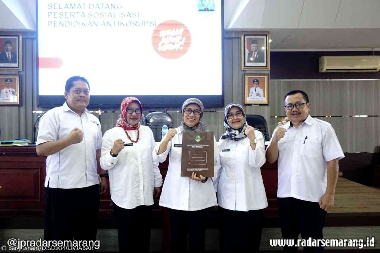 Kadisdik Jabar, Dewi Sartika (Tengah) bersama Musyawarah Guru Mata Pelajaran PKn tingkat kabupaten/kota dalam Sosialisasi Pendidikan Antikorupsi di Kantor Disdik Jabar. (Disdik Jabar)