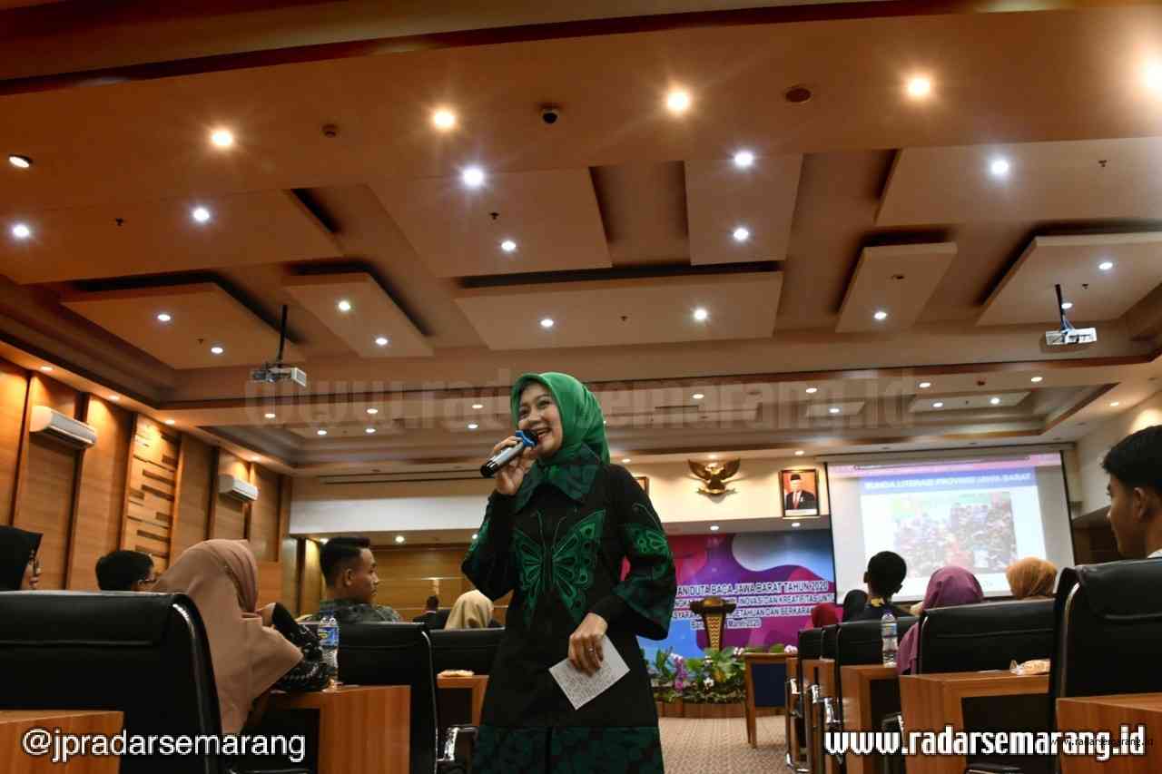 Bunda Literasi Provinsi Jabar Atalia Ridwan Kamil memberikan arahan kepada calon Duta Baca Jawa Barat di Gedung Pustaloka Dispusipda Jabar, Kota Bandung, Rabu (4/3/2020). (Humas Jabar)