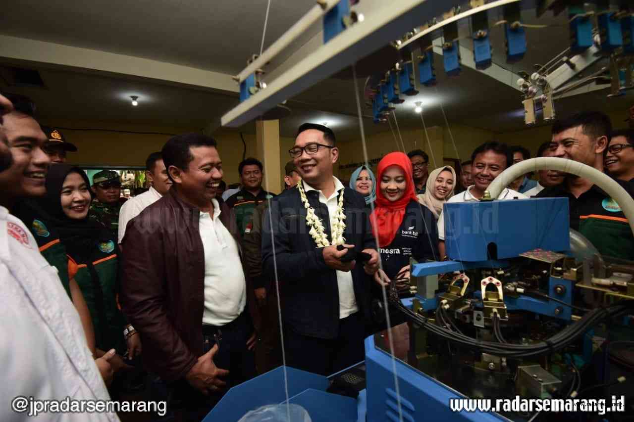 Gubernur Jawa Barat Ridwan Kamil dan Atalia Ridwan Kamil saat mengunjungi Kampung Kaos Kaki di Desa Cikondang, Kab. Sumedang, Sabtu (15/2/2020). (Humas Jabar)