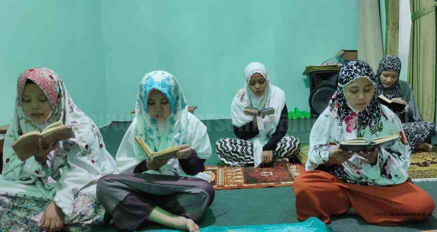 Para Santriwati Pondok Pesantren Syafi