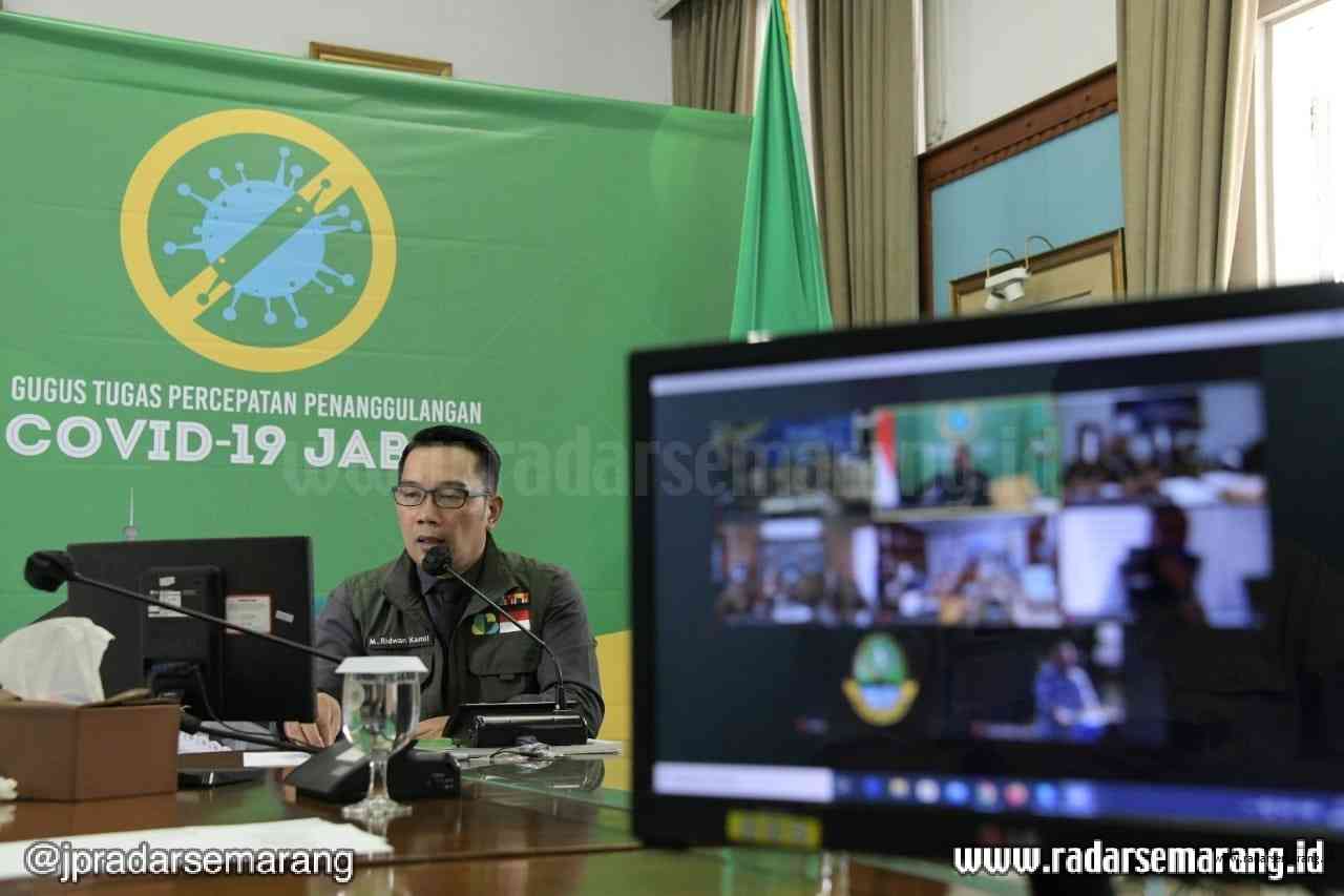 Gubernur Jawa Barat (Jabar) Ridwan Kamil saat menggelar rapat koordinasi (rakor) dengan lima kepala daerah Bandung Raya melalui video conference di Gedung Pakuan, Kota Bandung, Selasa (14/4/2020). (Humas Jabar)