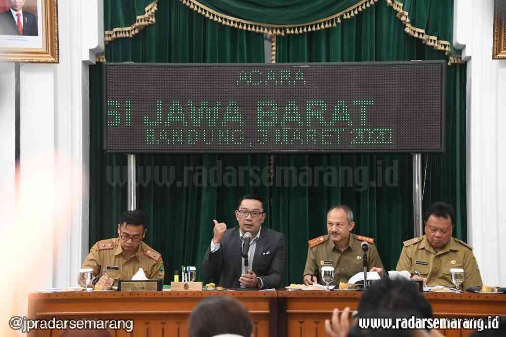 Gubernur Jawa Barat Ridwan Kamil saat menggelar Rapat Lintas Sektoral Pencegahan dan Penanganan COVID-19 Tingkat Provinsi Jawa Barat di Gedung Sate, Kota Bandung, Selasa (3/3/2020). (Humas Jabar)
