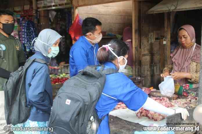 Tim Kesmavet Dinperpa, Kamis (14/5/2020) mulai diterjunkan ke Pasar Grogolan untuk melakukan pemantauan keamanan pangan. (Norma Sari Yulianingrum/Jawa Pos Radar Semarang)