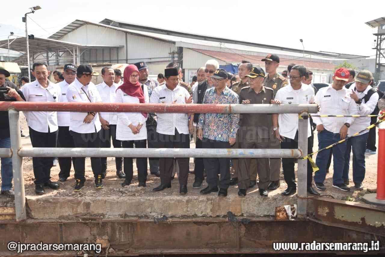 Wakil Gubernur Jawa Barat Uu Ruzhanul Ulum saat meninjau lokasi banjir di area PT. Kahatex, Jl. Raya Rancaekek-Cicalengka, Kabupaten Sumedang, Rabu (12/2/2020).  (Humas Jabar)