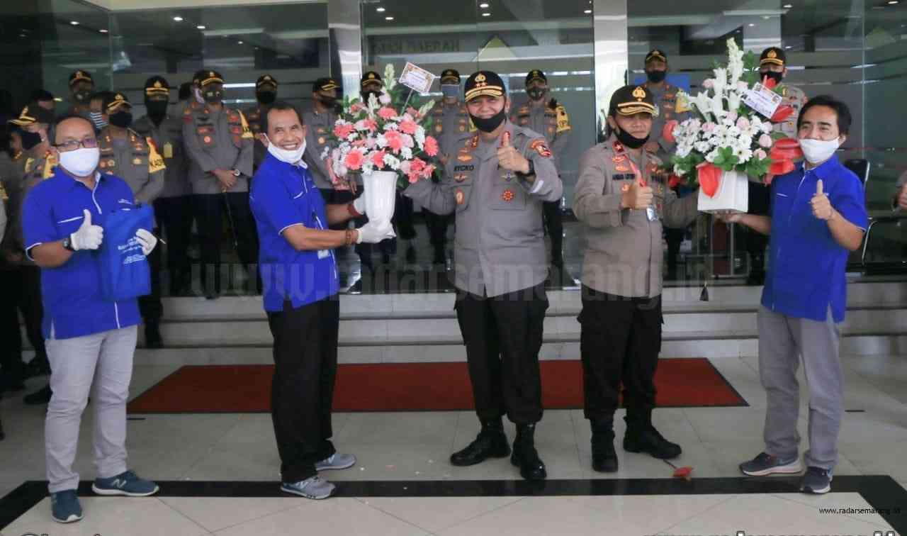 Direktur Jawa Pos Radar Semarang Baehaqi didampingi General Manajer Iskandar dan Pemimpin Redaksi, Arif Riyanto memberikan buket bunga kebada Kabaintelkam Polri Irjen Pol Rycko Amelza Dahniel dan Kapolda Jateng Brigjen Pol Ahmad Luthfi disaksikan seluruh