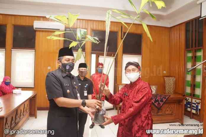 Bupati Magelang Zaenal Arifin menerima bibit pohon dari para ASN yang memasuki purnatugas Senin (22/6/2020). (Istimewa)