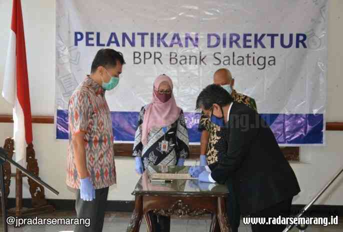Pelantikan Kelik Sugiyanto sebagai direktur baru PD BPR Bank Salatiga. (Dhinar Sasongko/Jawa Pos Radar Semarang)