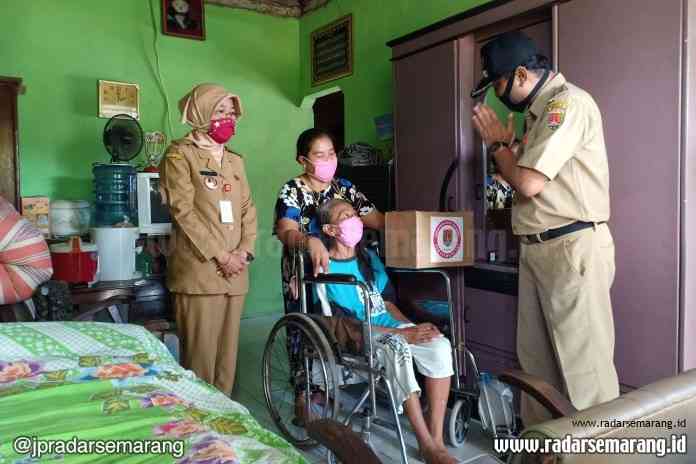 Camat Candisari Moeljanto ketika melakukan pengecekan distribusi bantuan agar tepat sasaran di Kelurahan Tegalsari RT 7 RW 4. (Adennyar Wycaksono/Jawa Pos Radar Semarang)