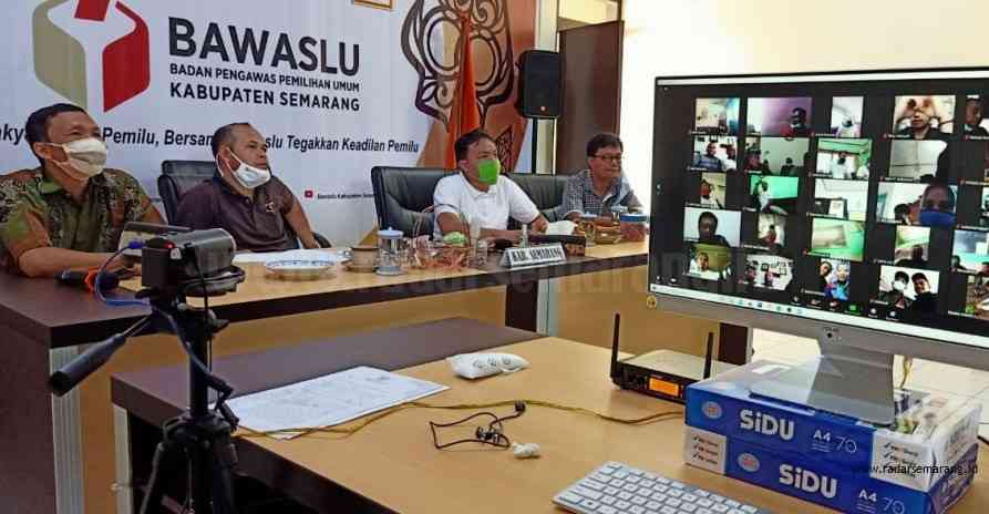 Bawaslu Kabupaten Semarang menggelar konferensi daring dengan perangkat desa hingga panwascam Senin (22/6/2020). (Maria Novena/Jawa Pos Radar Semarang)