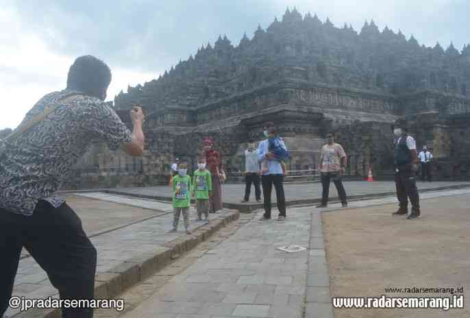 Keluarga asal Pekalongan merupakan rombongan pengunjung pertama yang bisa masuk di Zona 1 Candi Borobudur karena mengikuti simulasi yang digelar Balai Konservasi Borobudur, Jumat (26/6/2020). (Agus Hadianto/Jawa Pos Radar Semarang)
