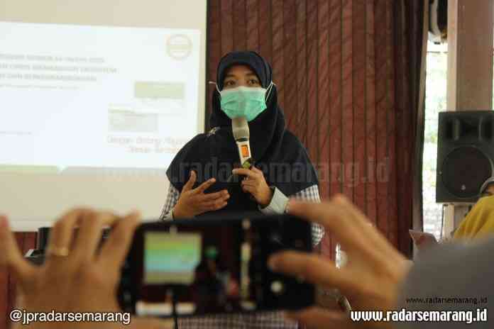 Kepala Badan Penyelenggara Jaminan Sosial (BPJS) Kesehatan Cabang Jogjakarta Dwi Hesti Yuniarti menjelaskan penyesuaian iuran JKN-KIS yang diatur dalam Perpres Nomor 64 Tahun 2020, di The Westlake Resto, Jogjakarta, Senin (22/06/2020). (Puput Puspitasari/