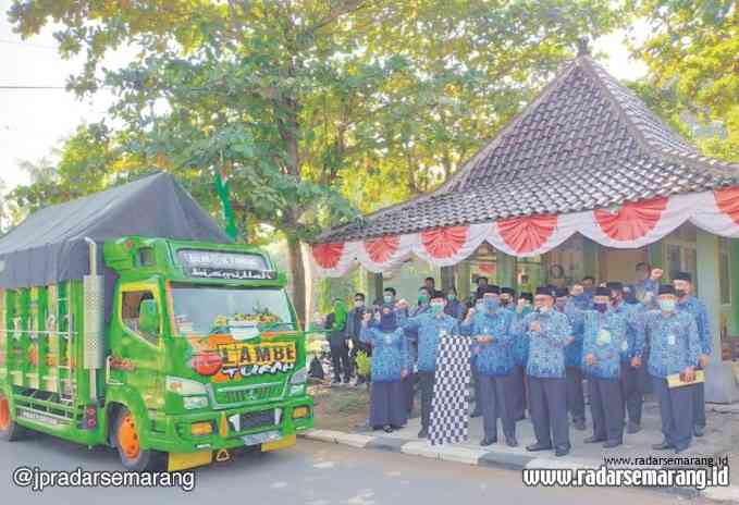 Bupati Demak HM Natsir melepas 28 truk pemuat JPS provinsi tahap dua untuk didistribusikan ke warga kemarin. (Wahib Pribadi/Jawa Pos Radar Semarang)