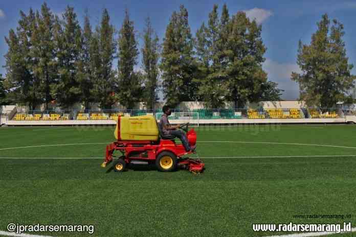 Petugas sedang merawat rumput sintetis Stadion Citarum, Semarang (4/6/2020). (Nur Chamim/ Jawa Pos Radar Semarang)