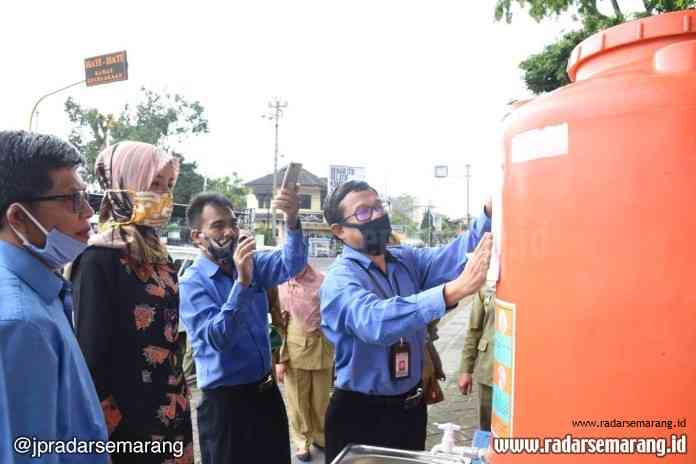 Direktur PDAM Wonosobo bersama jajaran dan Ketua TP PKK Kabupaten Wonosobo Fairuz Eko Purnomo mengecek tampungan air bersih di kawasan Alun-Alun. (Sigit Rahmanto/Jawa Pos Radar Semarang)