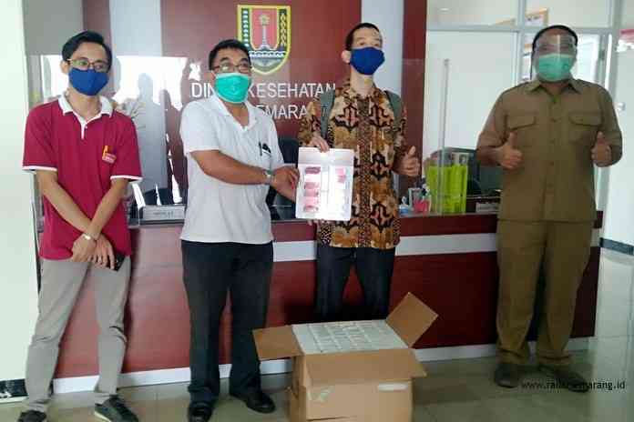 KONSUMSI PELENGKAP-Penyerahan bantuan 2000 pcs produk herbal kemasan pastilles dari PT Capung Indah Abadi (PT CIA) kepala Tim Gugus Covid-19 Kota Semarang yang diterima Kepala Dinas DKK Kota Semarang M. Abdul Hakam, senin (22/6).