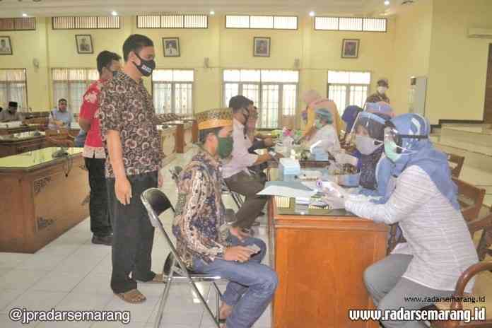 Pimpinan dewan dan anggota DPRD Demak jalani rapid test di ruang rapat paripurna. (Wahib Pribadi/Jawa Pos Radar Semarang)
