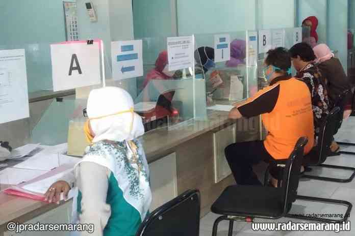Dinas Kependudukan dan Pencatatan Sipil (Dindukcapil) kembali membuka pelayanan administrasi kependudukan (adminduk) Rabu (10/6/2020). (Norma Sari Yulianingrum/Jawa Pos Radar Semarang)