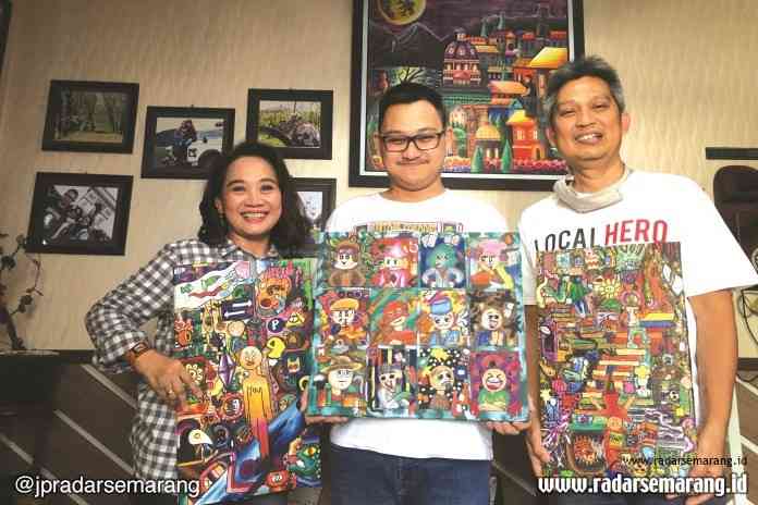 Sri Purwanti (kiri) bersama anak keduanya Airlangga Satryatama Wisnu Murti dan suaminya Prakoso Juli Wahyono. (Eko Wahyu Budiyanto/Jawa Pos Radar Semarang)