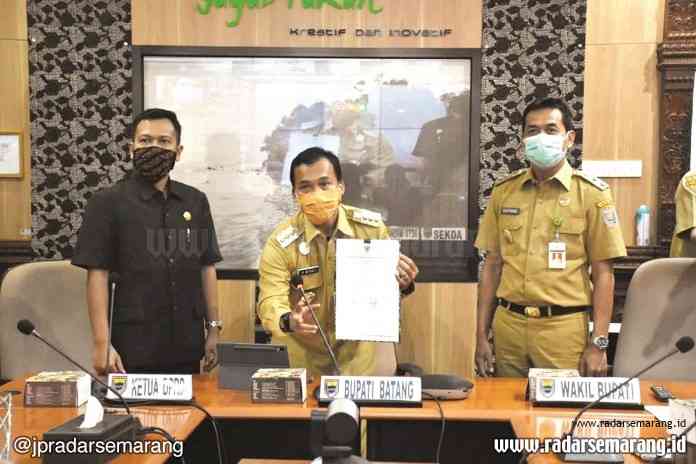Bupati Batang Wihaji bersama Wakil Bupati Suyono dan Ketua DPRD Maulan Yusup menunjukkan penandatangan berita acara hasil pemeriksaan BPK RI Perwakilan Jawa Tengah. (Riyan Fadli/Jawa Pos Radar Semarang)