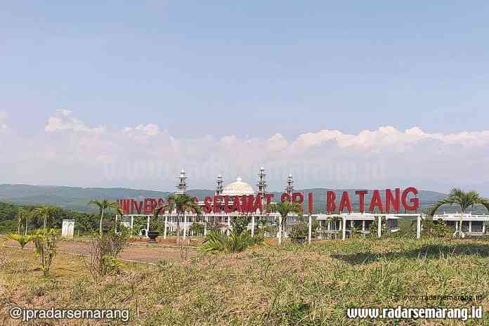 Sebagian gedung baru yang dibangun UNISS Batang tak berizin. (Riyan Fadli/Jawa Pos Radar Semarang)