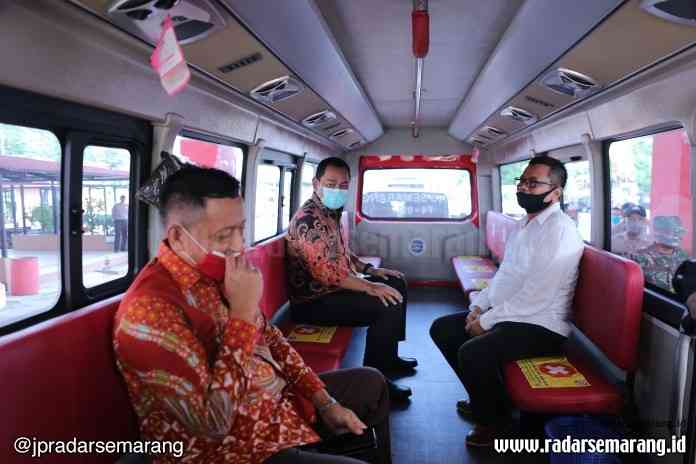 Wali Kota Semarang Hendrar Prihadi saat meresmikan armada feeder Trans Semarang koridor 4 di Terminal Gunungpati, (19/6/2020). (Adennyar Wycaksono/Jawa Pos Radar Semarang)