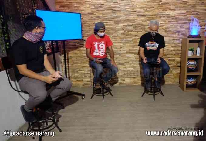 Gubernur Ganjar Pranowo bermain mobile legend melawan tim dari Purbalingga di Kata Kopi Semarang, Minggu (21/6/2020). (Istimewa)